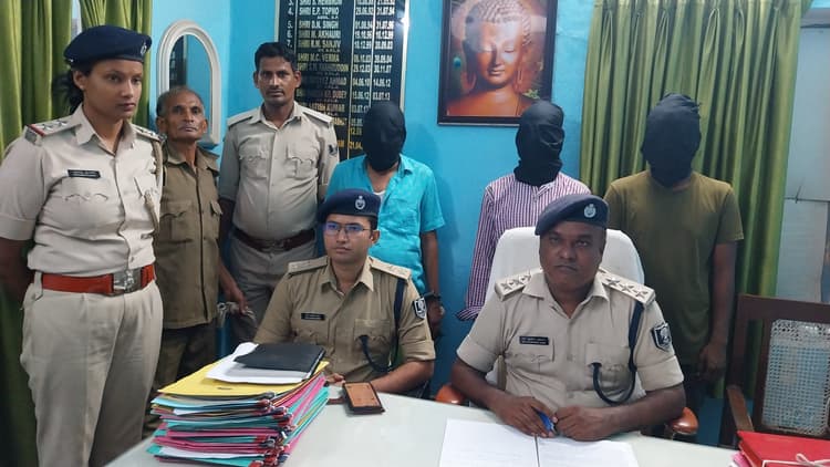 चोरी कांड में नगर निगम के दो सफाईकर्मी सहित जेवर व्यवसायी पकड़ाया