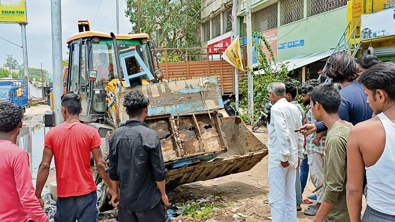 बौलिया मोड़ के पास से हटाया गया अतिक्रमण