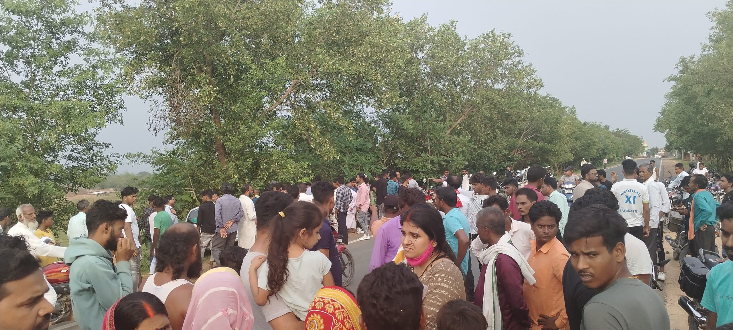 सड़क हादसे में बाइक सवार युवक जख्मी