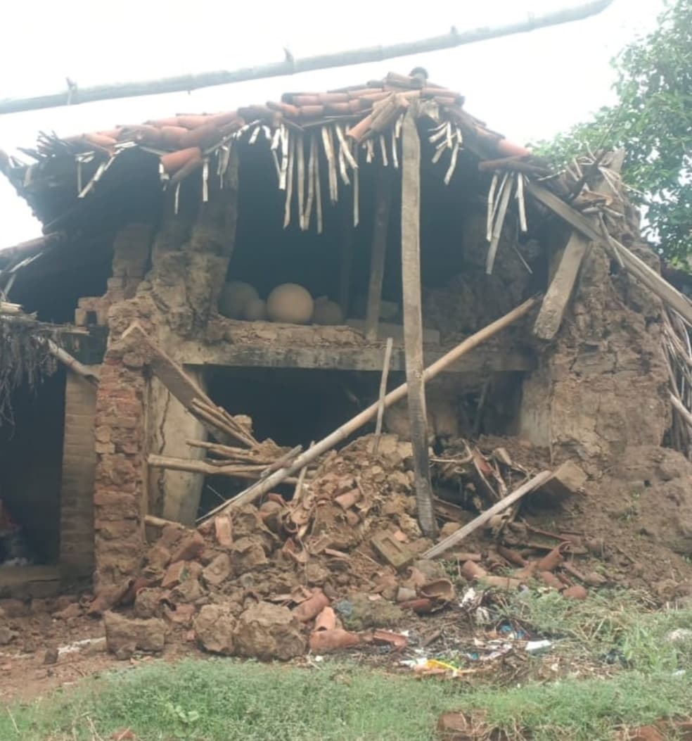 भारी बारिश से पूर्व पंचायत समिति सदस्य के घर का कुछ भाग गिरा