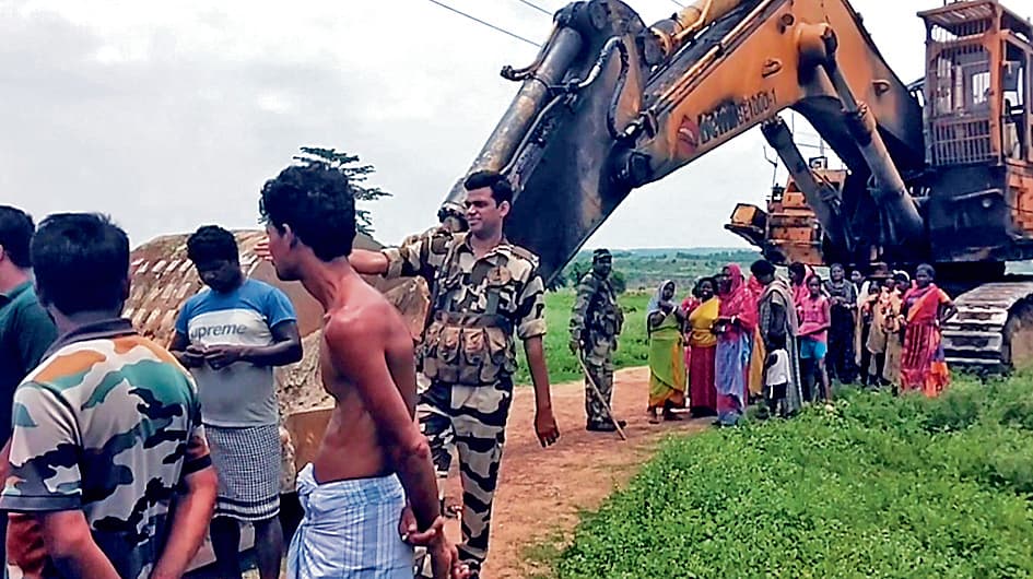 ओसीपी की पोकलेन रोक आदिवासियों ने किया प्रदर्शन
