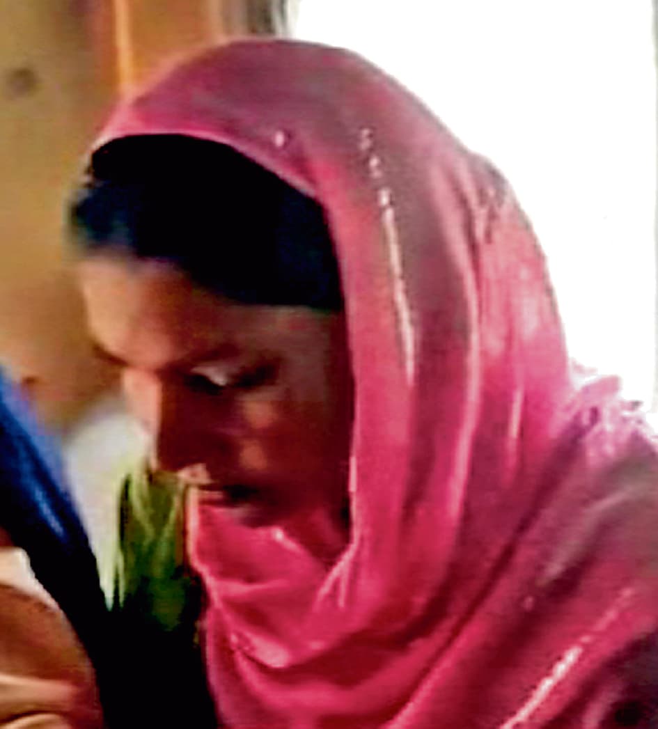 बोलपुर आगजनी कांड में झुलसे अब्दुल की मौत कत्ल में छोटे भाई रतन शेख की बीवी गिरफ्तार