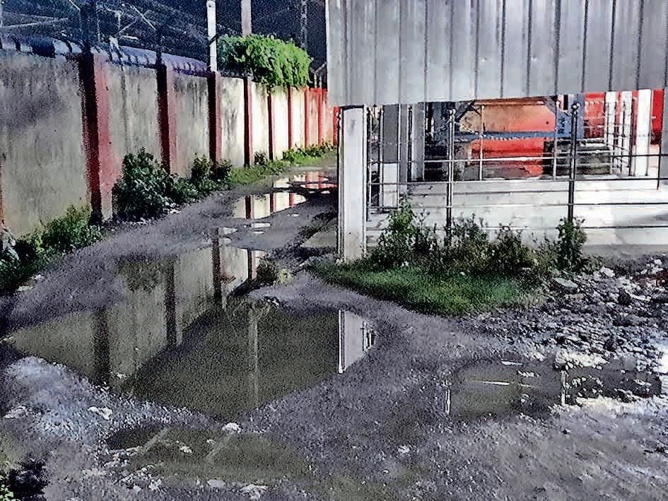 बरसात होते ही पानागढ़ रेलवे स्टेशन को जानेवाला मार्ग डूबा, यात्री परेशान