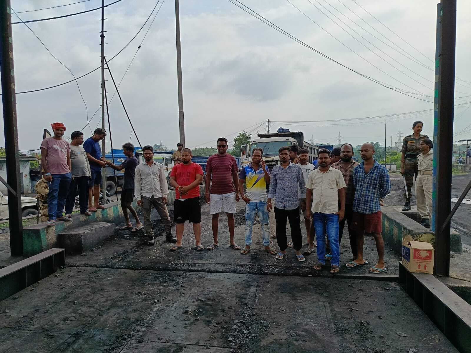 ग्रामीणों ने छह घंटे कोयला ढुलाई रोकी