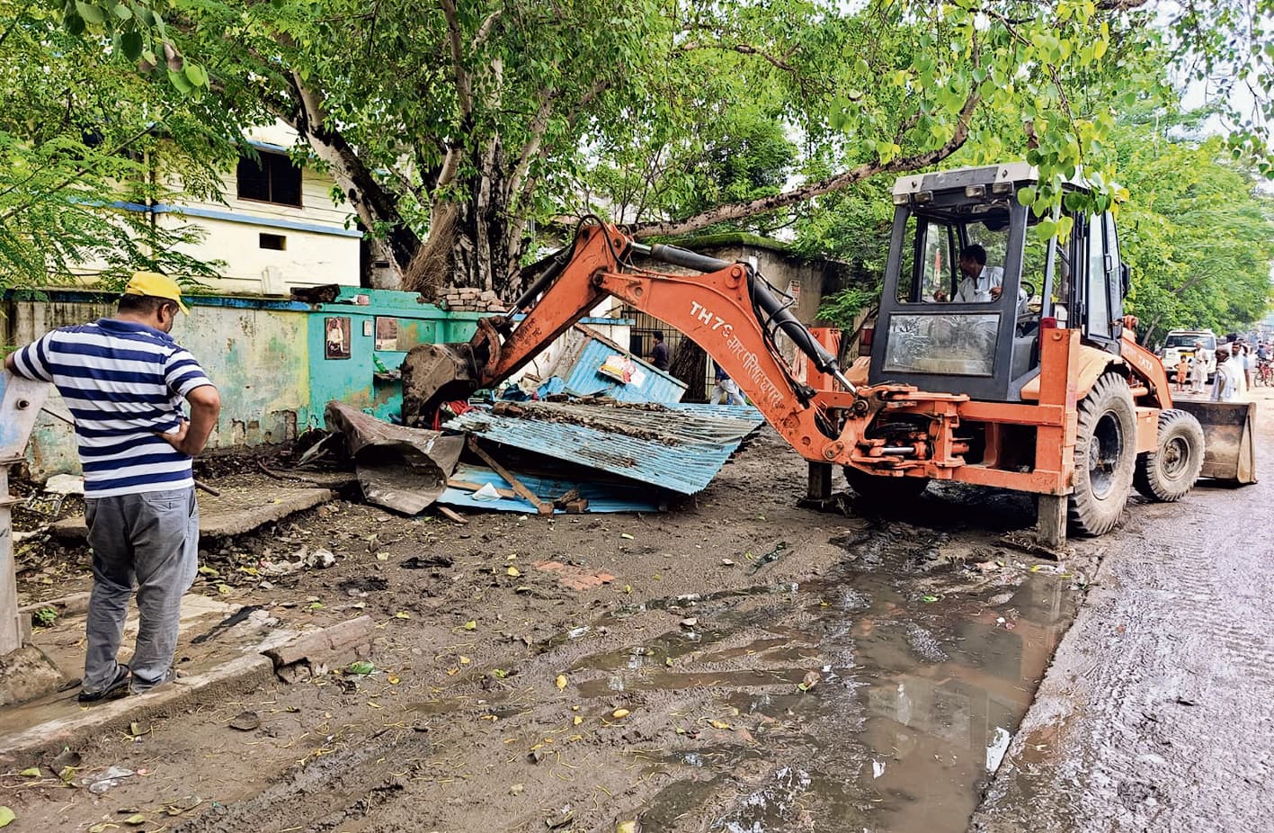 अतिक्रमण के खिलाफ चला बुलडोजर, 50 से अधिक अवैध निर्माण तोड़े गये