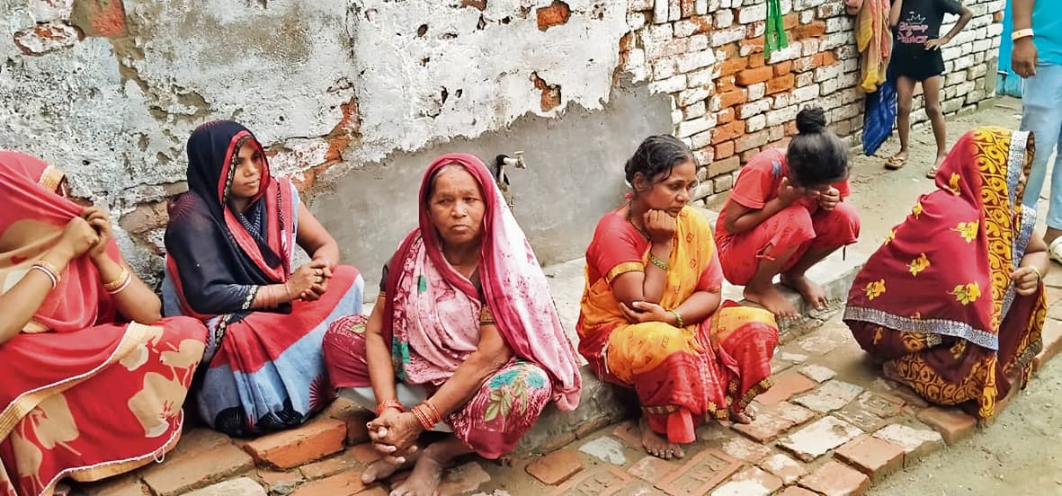 दाउदपुर में ठनका गिरने से खेत में घास काटने गयी महिला की गयी जान