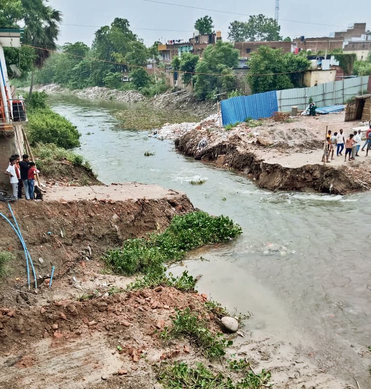 पुल निर्माण के दौरान बना डायवर्सन पानी के तेज बहाव से हुआ क्षतिग्रस्त