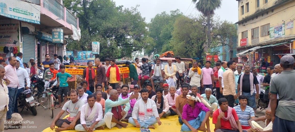 पूर्व के चयनित भूमि पर पंचायत सरकार भवन निर्माण की मांग को लेकर जाम