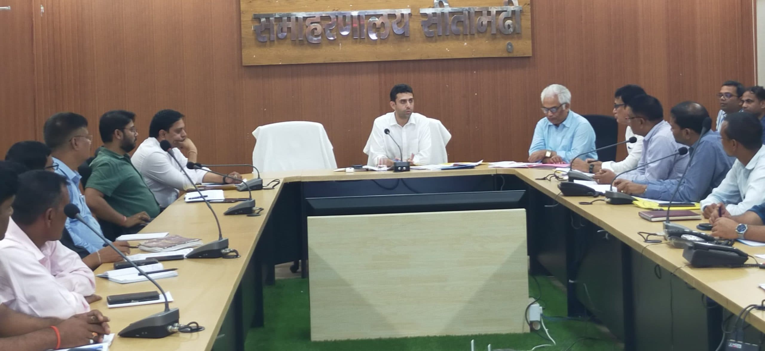 डुमरा व सुरसंड में दाखिल खारिज के सबसे अधिक मामले लंबित, डीएम शीघ्र निष्पादन का दिया निर्देश