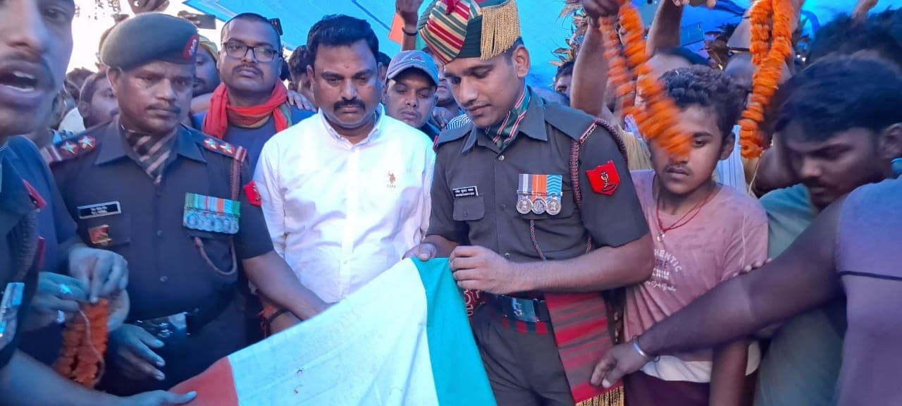 दिवंगत सैनिक को गार्ड ऑफ ऑनर के साथ दी गई अंतिम विदाई