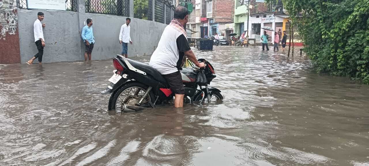 एक दिन की बौछार में ही शहर जलमग्न