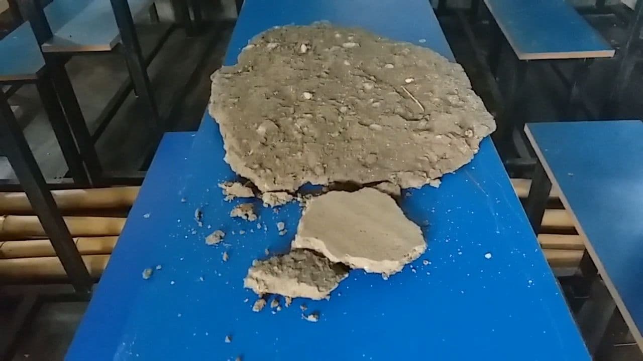 स्कूल में छत का प्लास्टर टूट कर गिरा, बाल-बाल बचे बच्चे