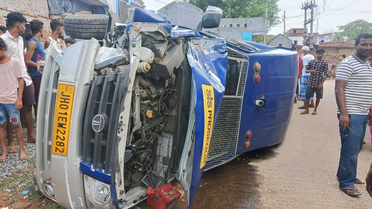 घर से टकरायी कैश वैन, सुरक्षाकर्मी घायल