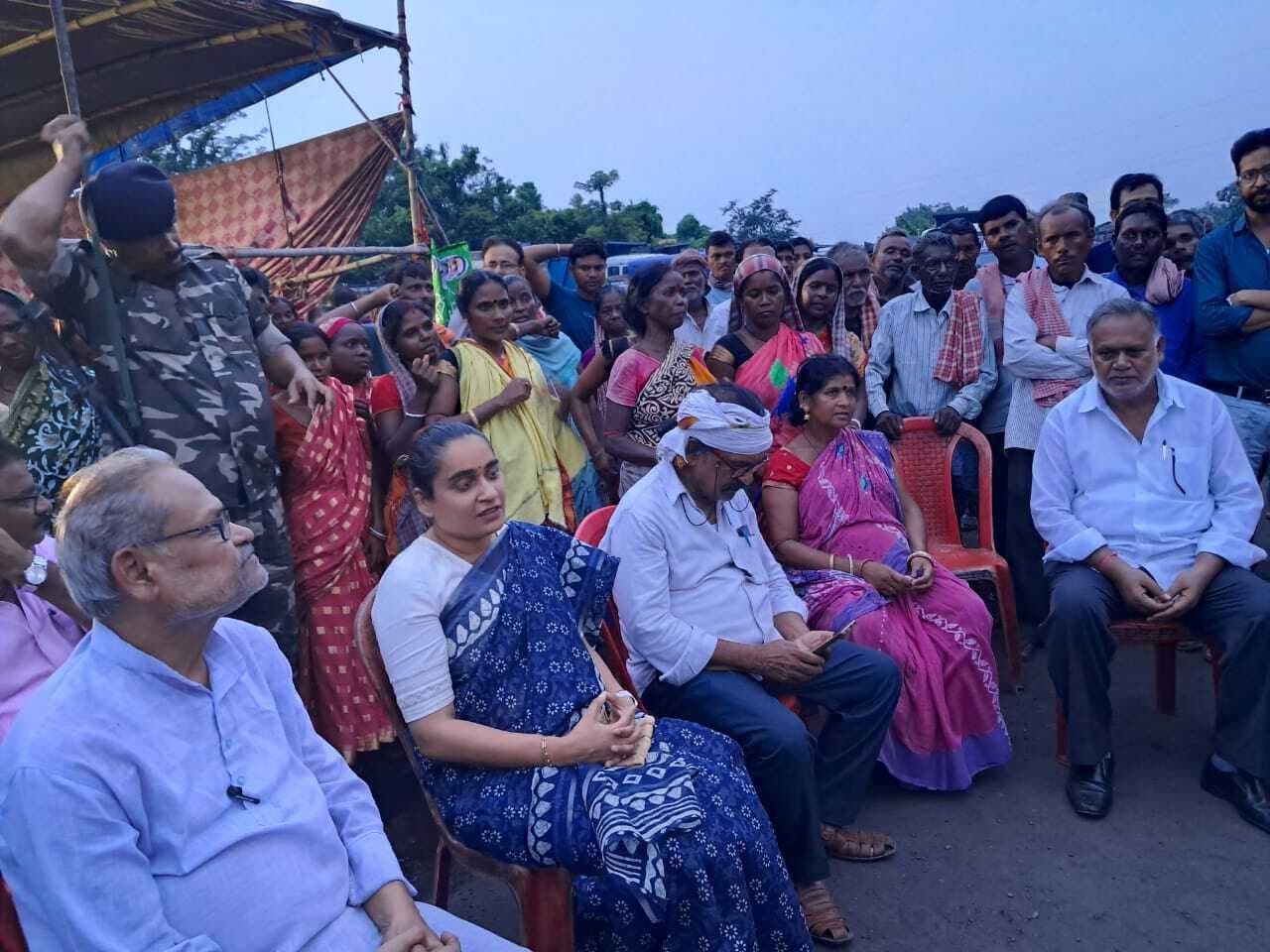 सेल चासनाला में मजदूरों का आंदोलन जारी, विधायक ने की हौसला अफजाई