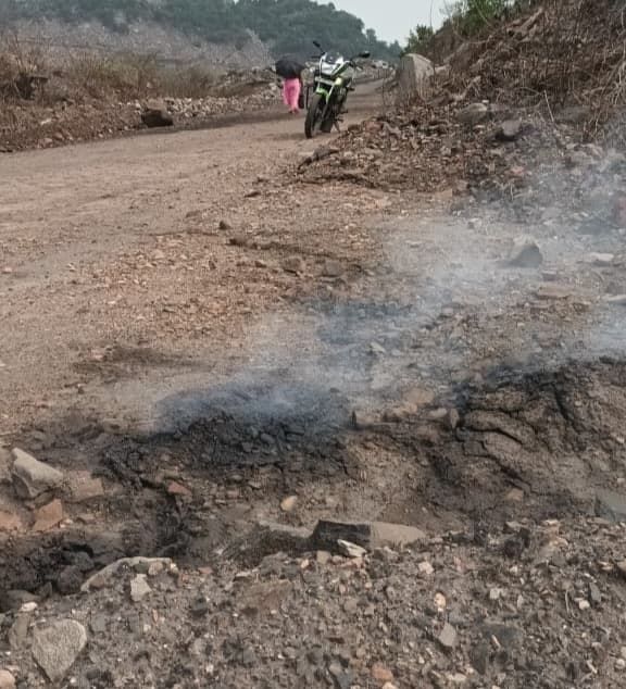 केशरगढ़ के रास्ते पर पर बना गोफ, उठ रहा तेज धुआं