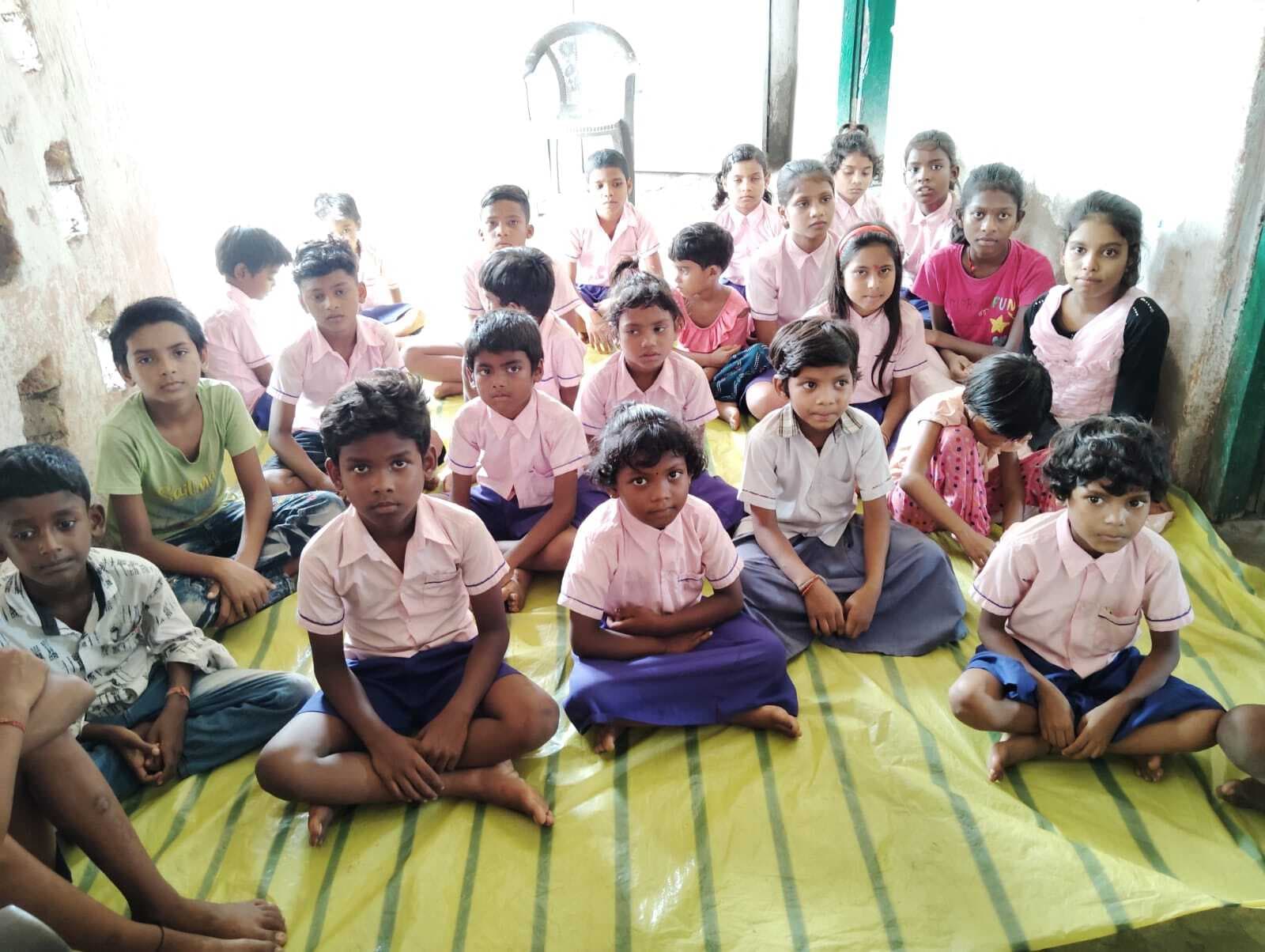 भवन जर्जर घोषित, छत से टपक रहा पानी, बरामदे में पढ़ते हैं बच्चे