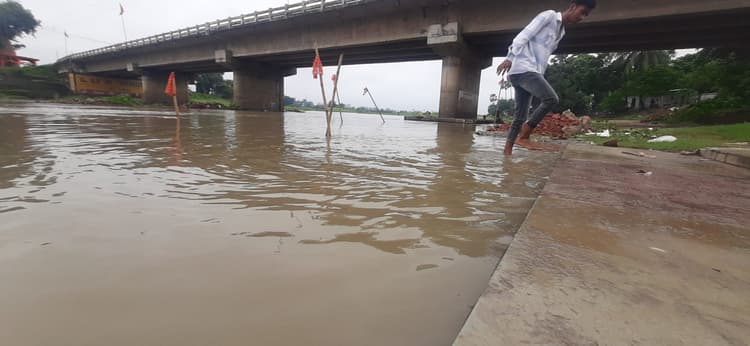 लगातार बारिश से उफनती सौरा नदी को देख सहमे हैं शहरवासी