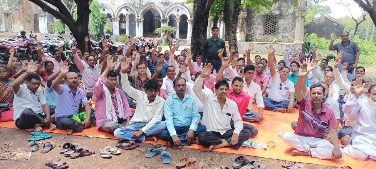 वेतनमान की मांग को लेकर प्रशिक्षित सहायक शिक्षकों ने जताया विरोध