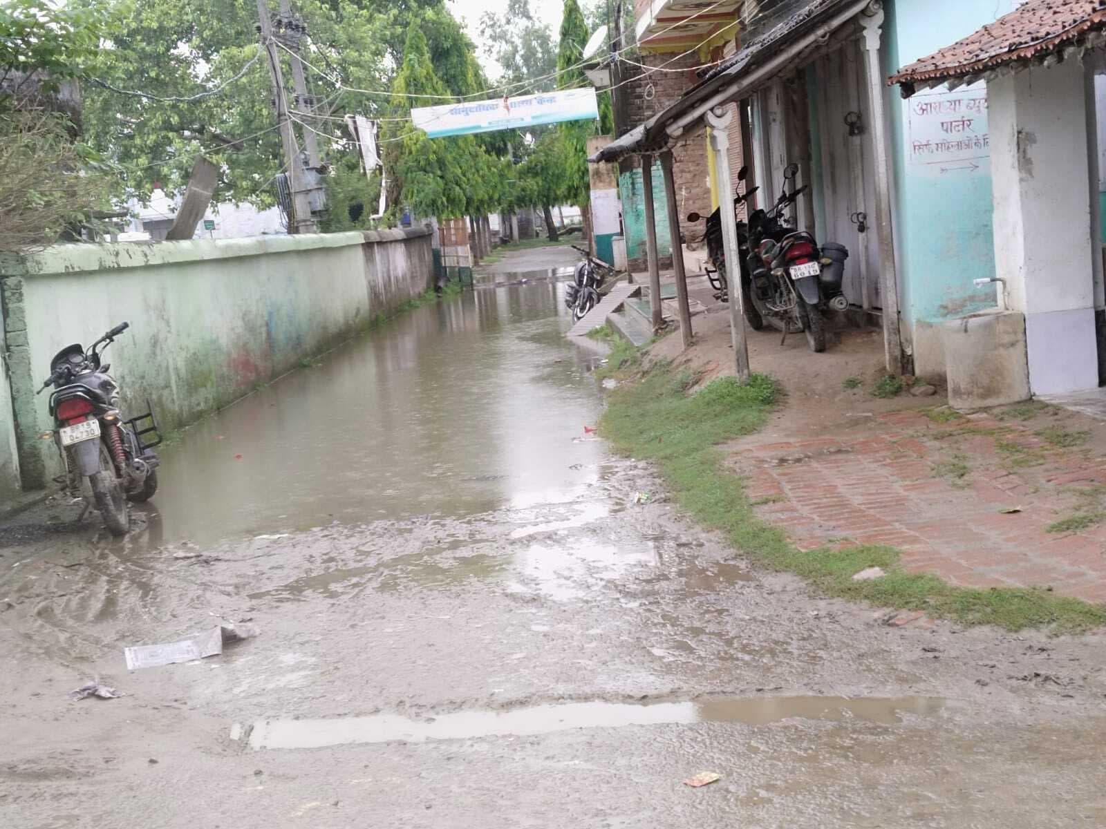 मानसून की पहली बारिश में डूब रहा शहर