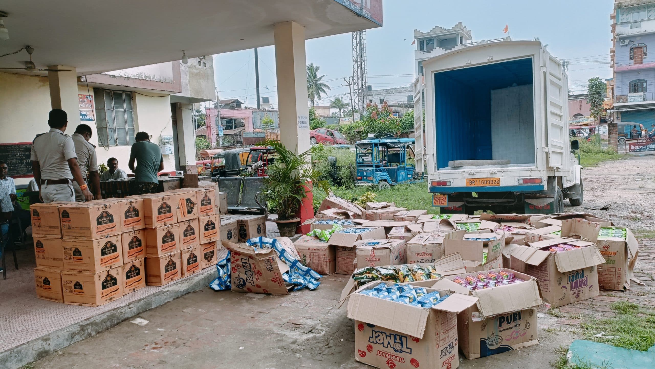 गाड़ी पर डाक पार्सल लिख कर रहा था शराब की तस्करी, धराया