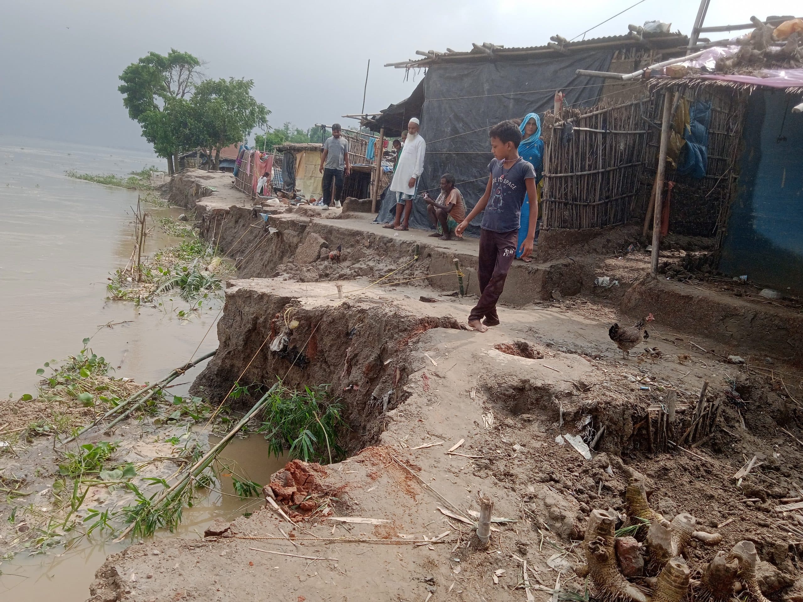 मडवा गांव में भीषण कटाव, सात घर ध्वस्त, जद में 25 घर