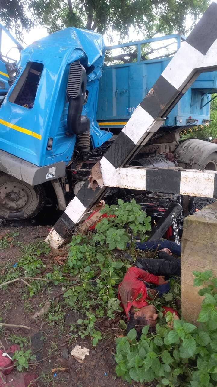 ट्रेलर से कुचलकर बाइक सवार युवक की मौत, मृतक के दो रिश्तेदार व ट्रेलर के चालक की हालत गंभीर] ओवर ब्रिज से टकराकर ट्रेलर चालक गंभीर रूप से जख्मी, नहीं हुई पहचान