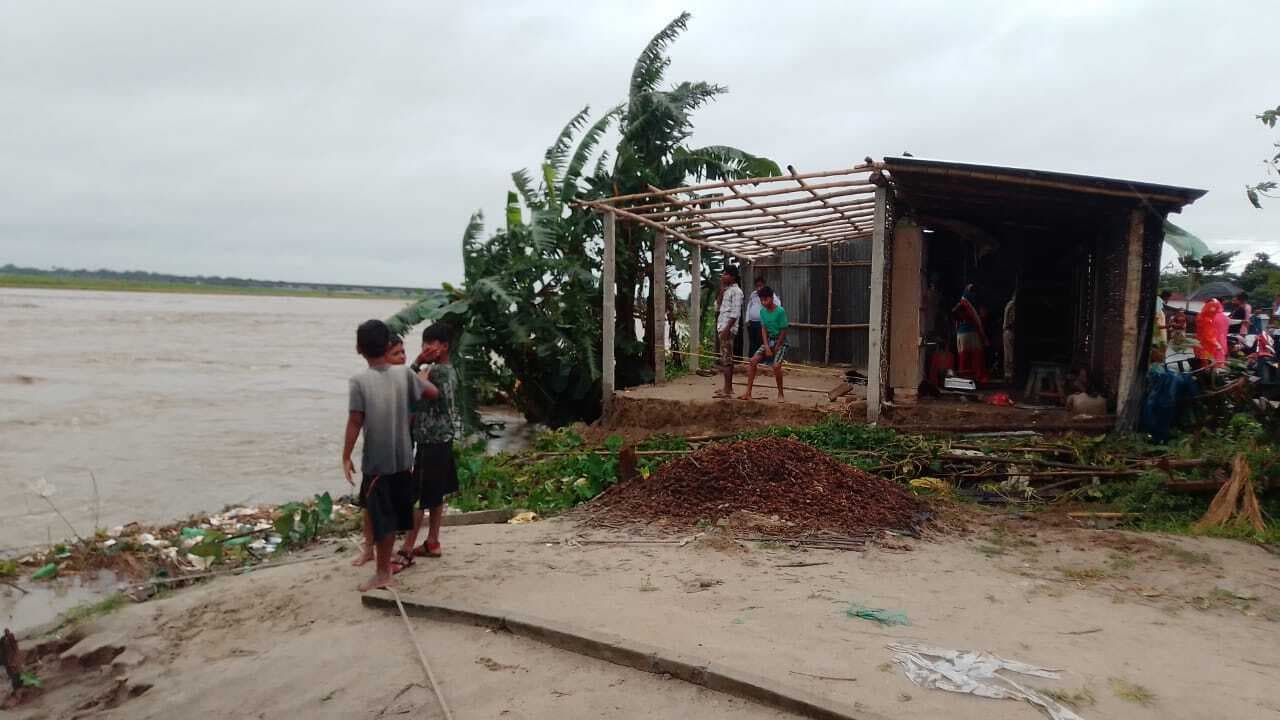 भारी बारिश से नदियां उफान पर, कई इलाकों में मंडराया बाढ़ का खतरा