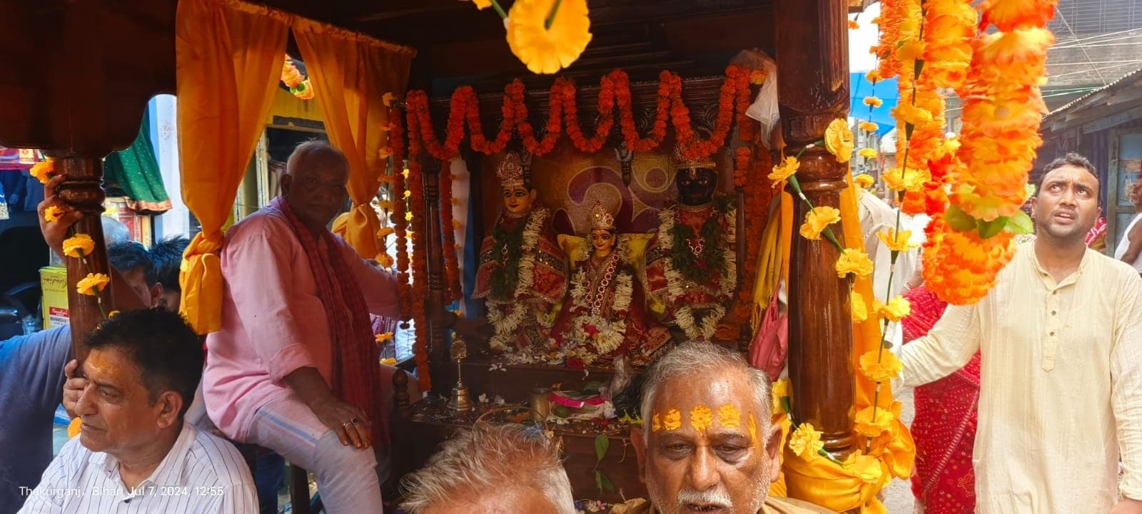 धूमधाम से निकाली गयी भगवान जगन्नाथ, बलराम व सुभद्रा की रथ यात्रा