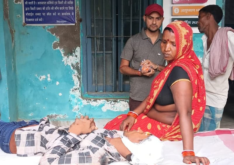 दो बाइक की टक्कर में चालक गंभीर, रेफर