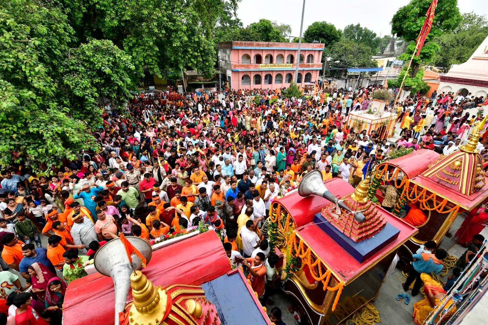 रथ पर सवार होकर निगने जगत के नाथ