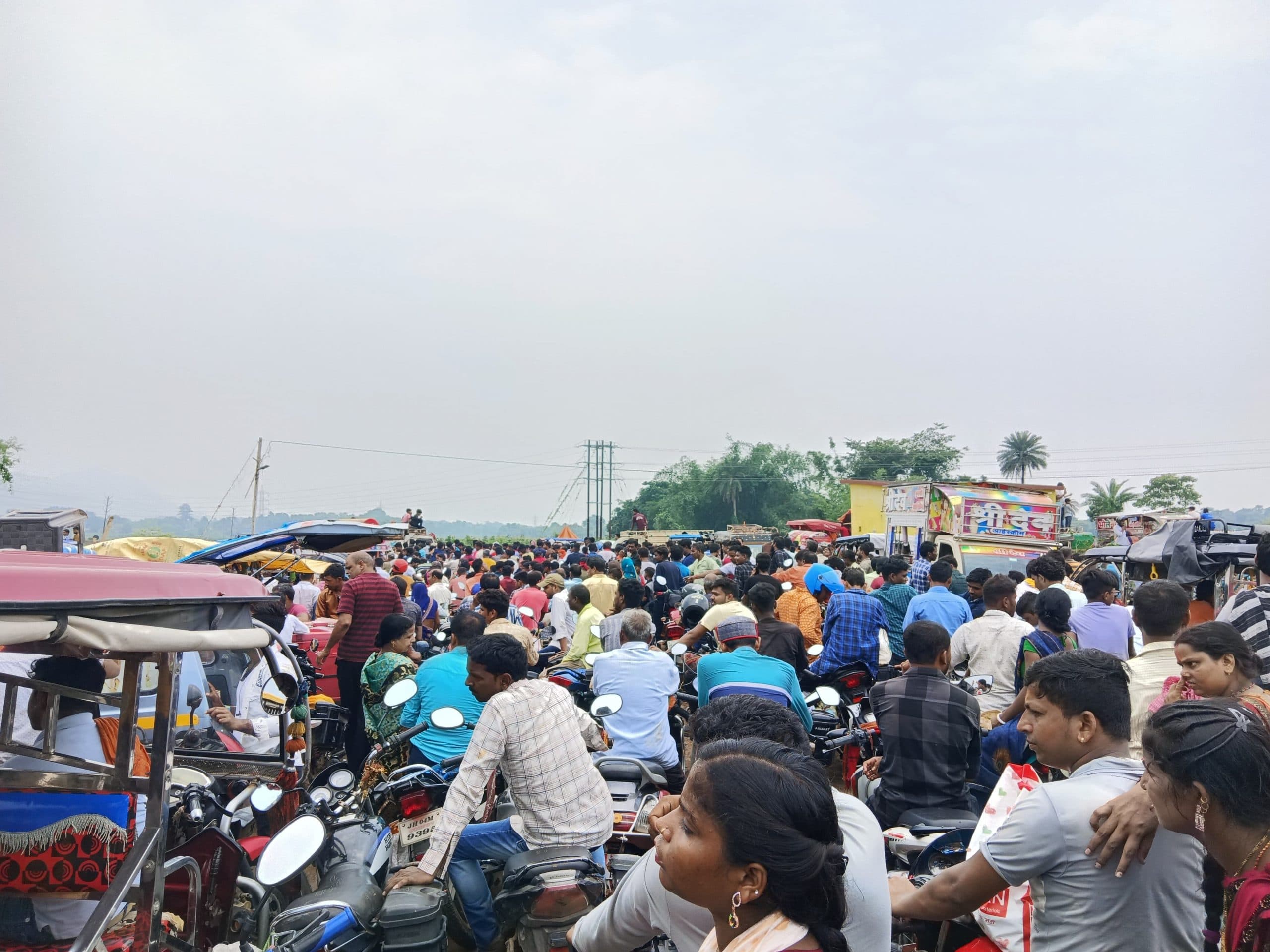 बासुकिनाथ-नोनीहाट मार्ग पर धोबेय नदी पुल पर करीब तीन घंटे रहा जाम