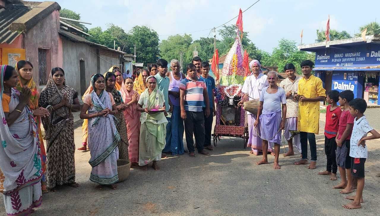रथ की रस्सी खींच कर भक्तों ने लिया भगवान जगन्नाथ का आशीर्वाद, दुर्गा स्थान मंदिर से निकली भगवान जगन्नाथ की रथ यात्रा