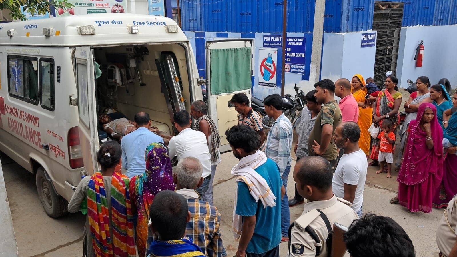 सड़क किनारे गंभीर हालत में मिला विक्षिप्त युवक, ज्वलनशील पदार्थ से झुलसा था शरीर