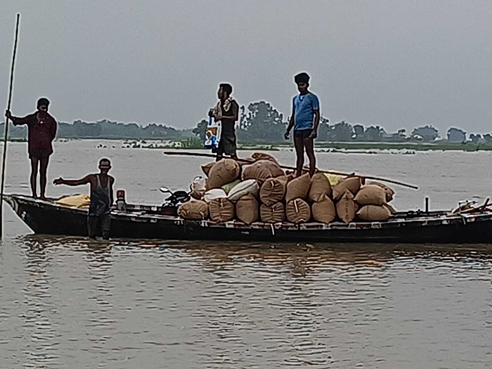 मधेपुर के दर्जनों गांव के घरों में घुसा बाढ़ का पानी, कमला खतरे निशान से उपर