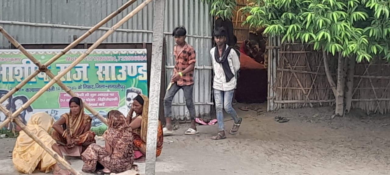 हत्या के बाद युवक का शव पहुंचा गांव