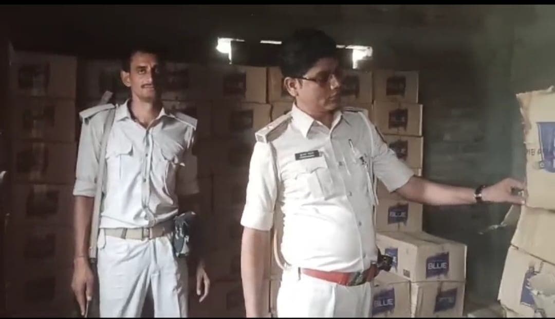 घर में छिपाकर रखी गई भारी मात्रा में अंग्रेजी शराब व बीयर बरामद, तस्कर फरार