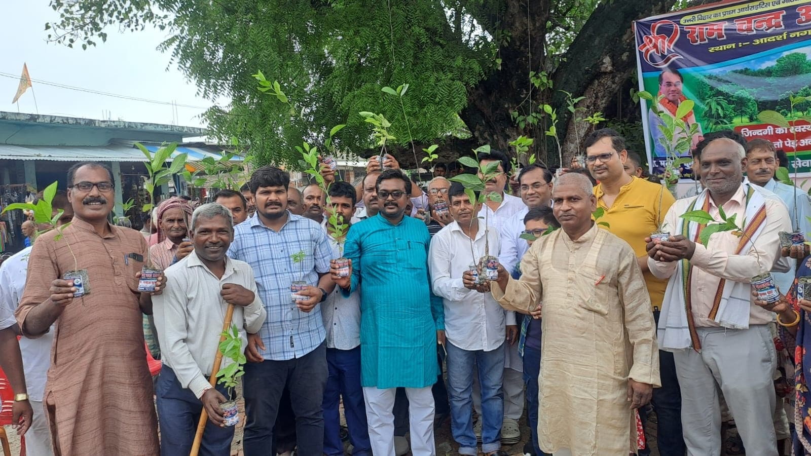 परिवार के सभी सदस्यों को एक पेड़ लगाना चाहिए: संतोष कुमार