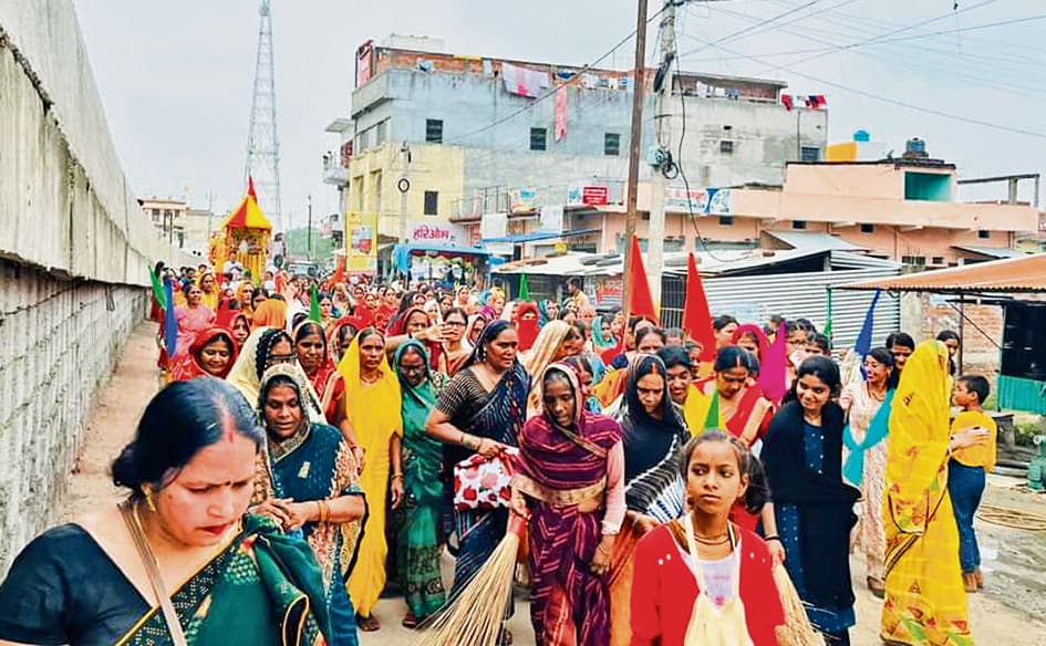 दीनबंधु दीनानाथ तेरी डोर मेरे हाथ, मेरी डोर तेरे हाथ...से गूंजा शहर