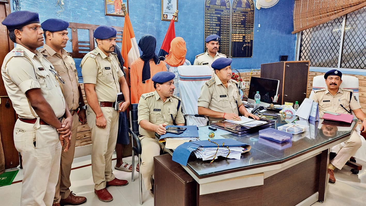 कट्टा और कारतूस के साथ तीन अपराधियों को पुलिस ने पकड़ा