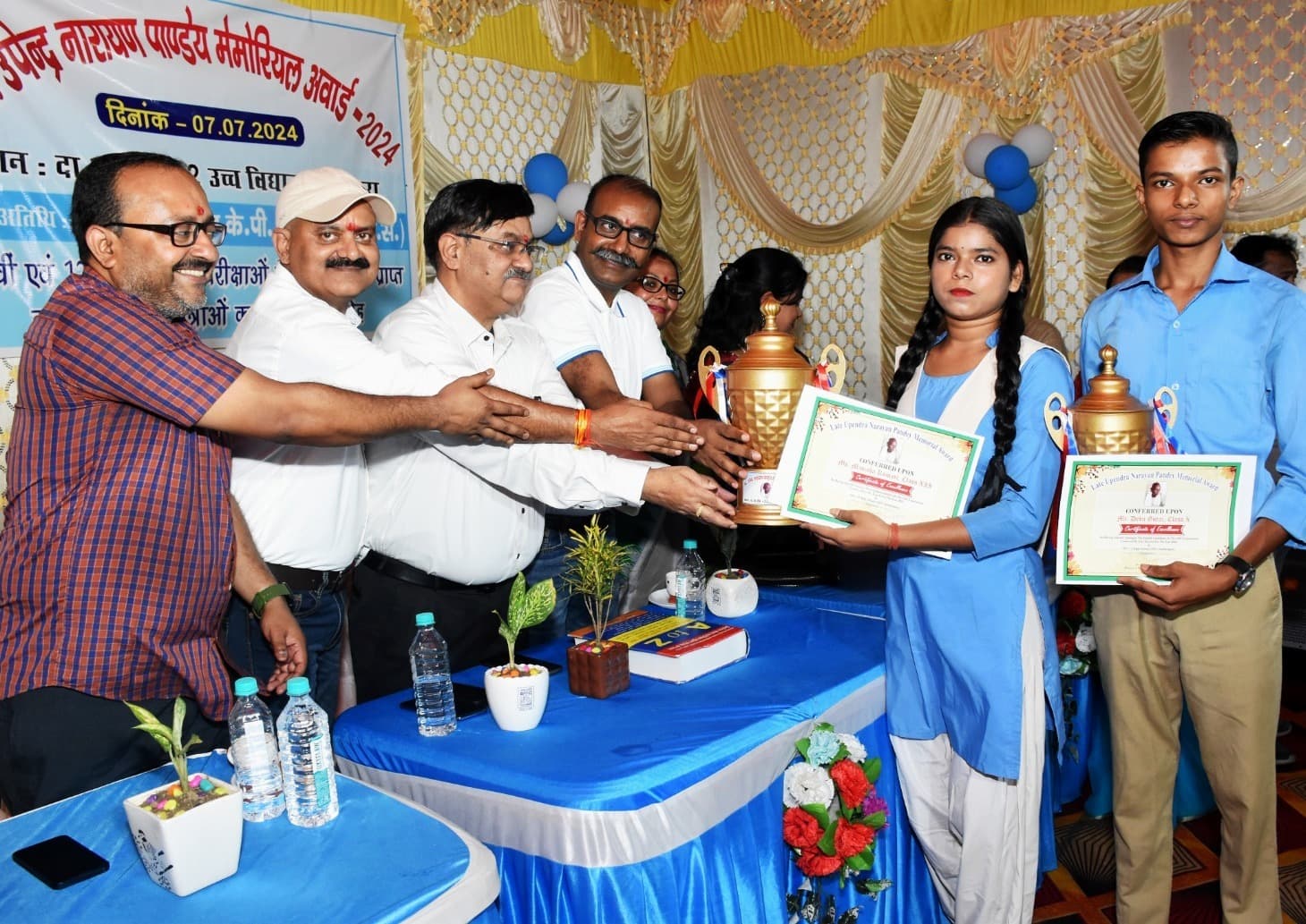 पूर्व शिक्षक की याद में टॉपर विद्यार्थियों को किया सम्मानित