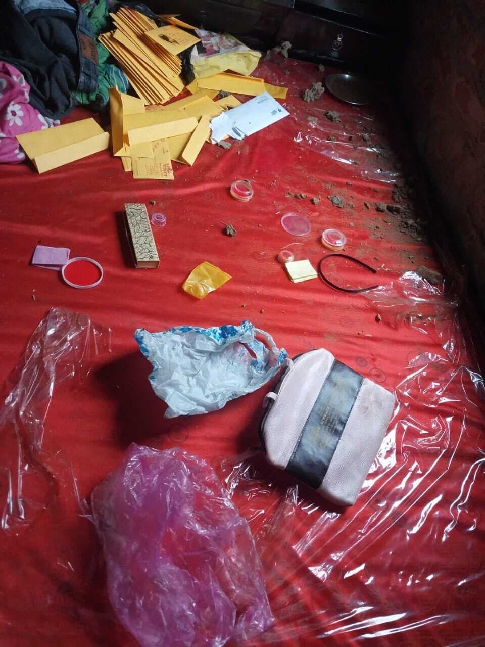 बांस की सीढ़ी लगाकर चोर घुसे, तीन लाख से अधिक के सामान व बर्तन की चोरी