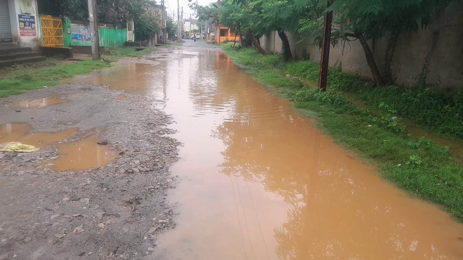 दिन में उमस, दोपहर बाद हुई मूसलाधार बारिश, जगह-जगह जलजमाव