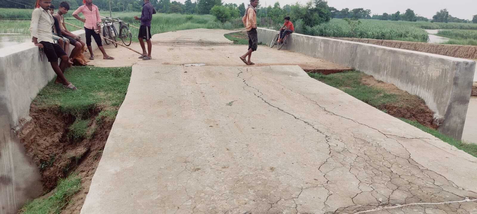 नरकटियागंज के रखही में नवनिर्मित पुलिया में पड़ी दरार, धंसा एप्रोच