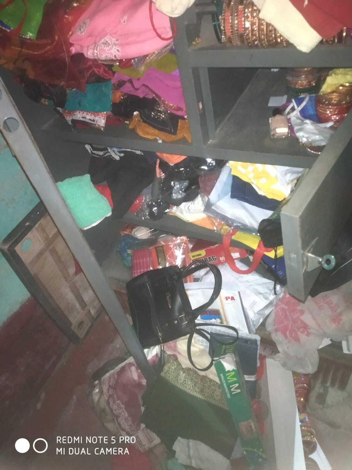 तीन घरों का ताला तोड़ कर 30 हजार नकद सहित दो लाख से अधिक के जेवरात की चोरी