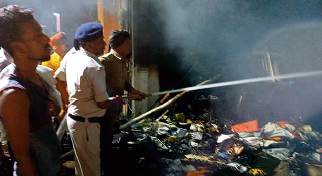 शॉर्ट-सर्किट से कपड़े की दुकान में लगी आग, लाखों के सामान जले