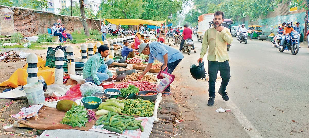 लालपुर में अतिक्रमण हटाने के बाद फिर से लग गयीं दुकानें