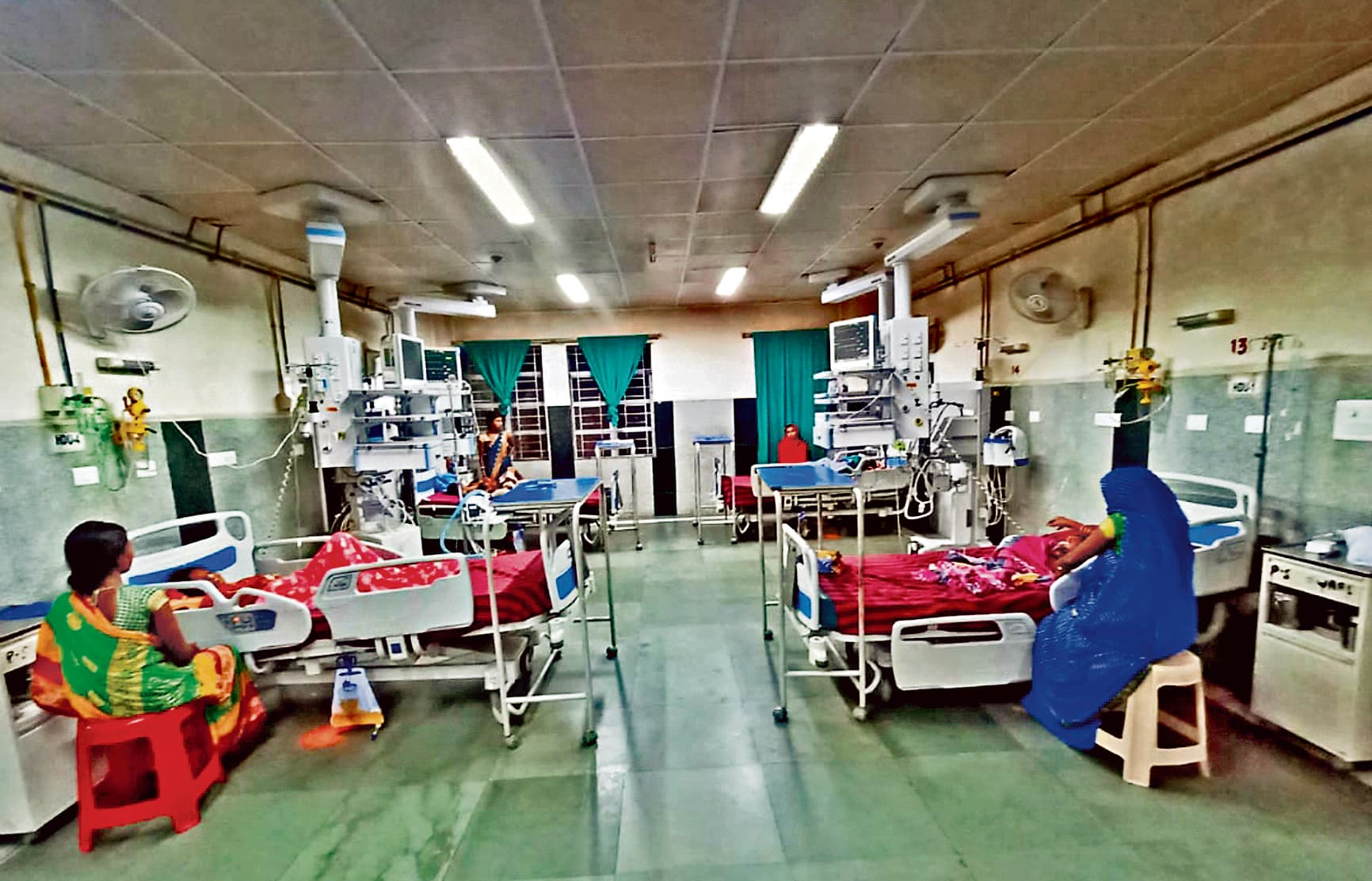 रिम्स के शिशु सर्जरी विभाग में वार्मर और सीआर्म मशीन खराब, आइसीयू में प्रशिक्षित नर्स नहीं