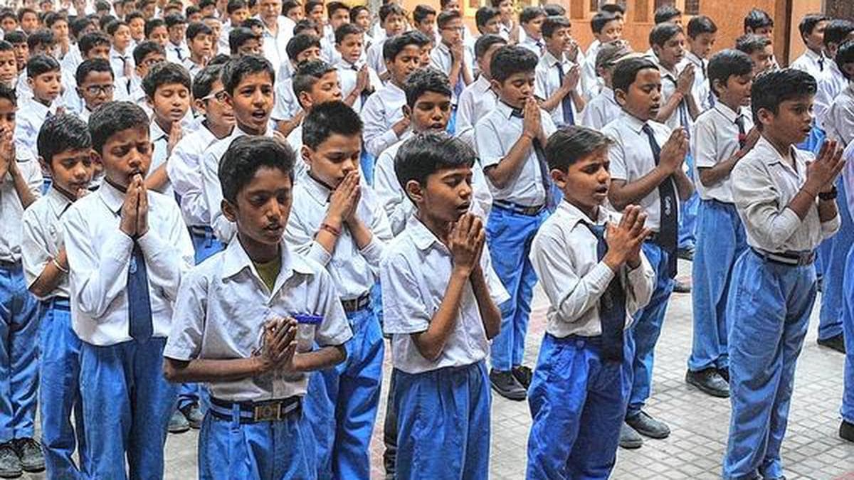 स्कूलों में एक समान होगी प्रार्थना सभा