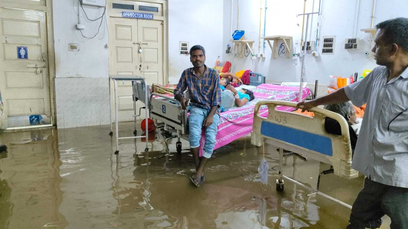 बारिश में डूबा एनएमएमसीएच, मरीज परेशान