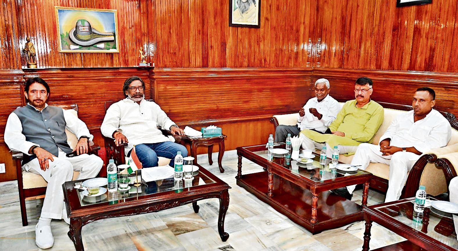 Jharkhand Politics: कांग्रेस कोटे के पूर्व मंत्रियों से पार्टी विधायक नाराज, प्रभारी के सामने निकाली भड़ास